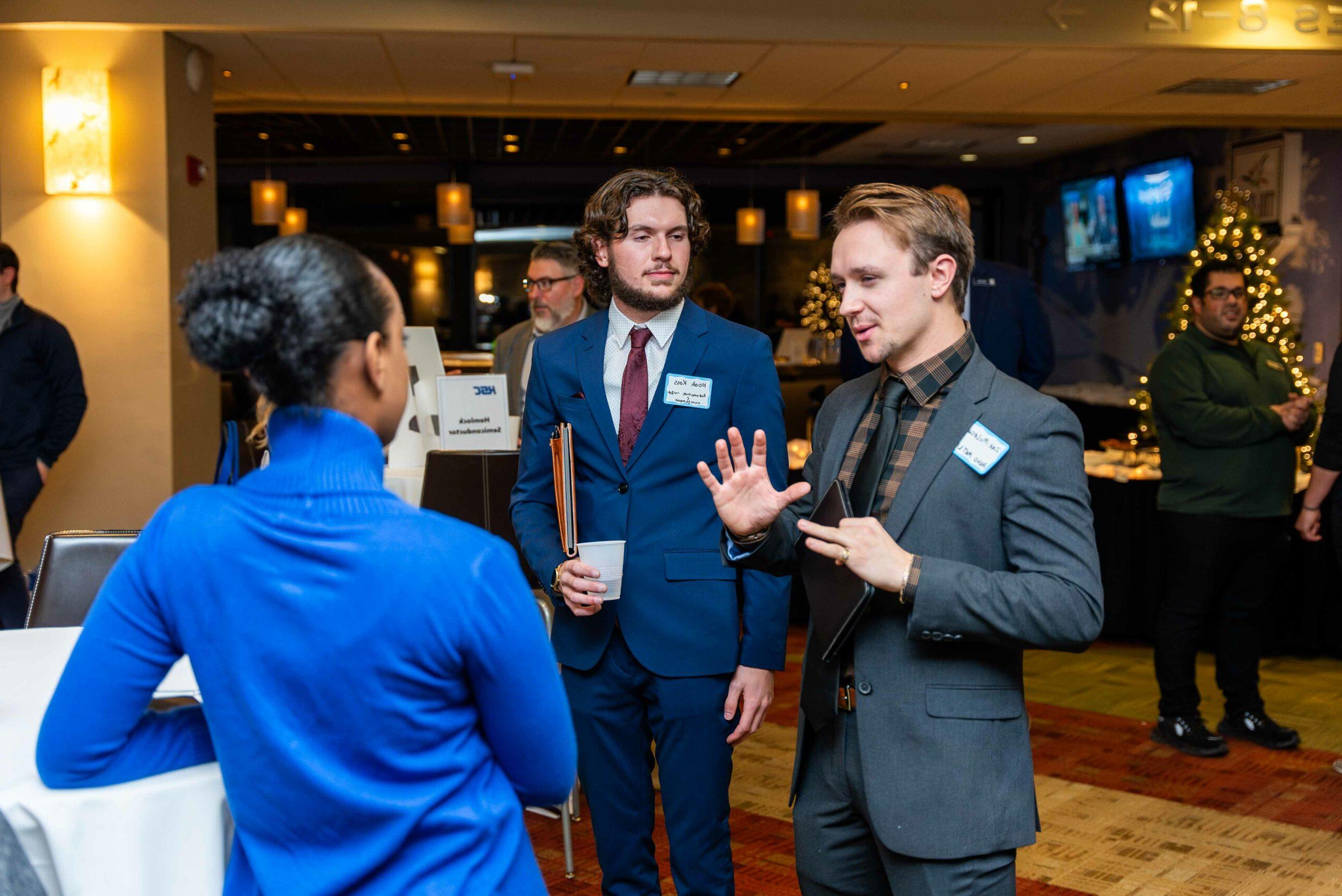 竞技宝app下载 students speaking with an employer